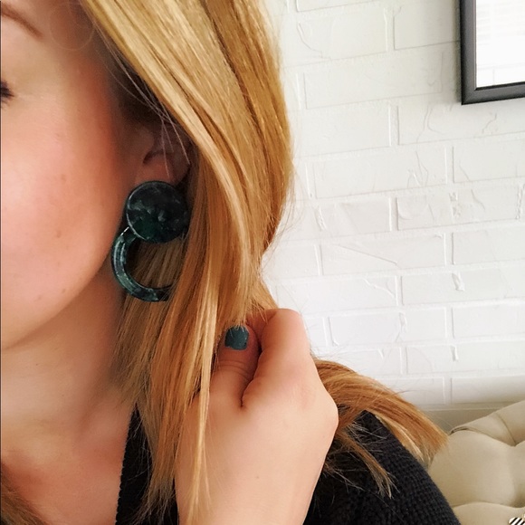 🆕 Emerald City Acrylic Geometric Earrings 💚 - Picture 4 of 8